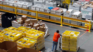 Los empleados de almacén en Amazon Reino Unido tienen tanto miedo de ir al baño que orinan en botellas<em></em>